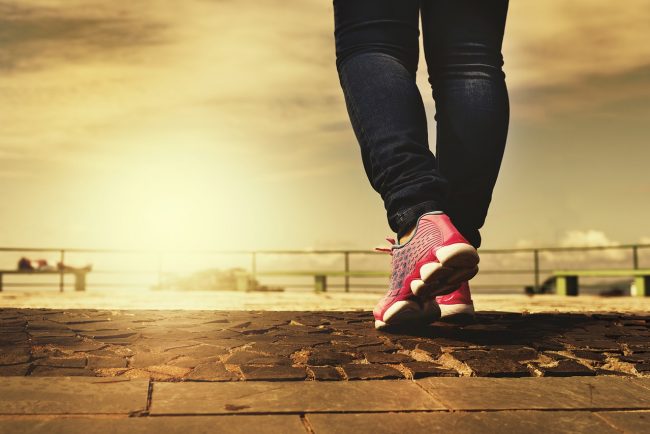 Não precisamos usar muletas. Precisamos andar com os dois pés Não precisamos usar muletas. Precisamos andar com os dois pés